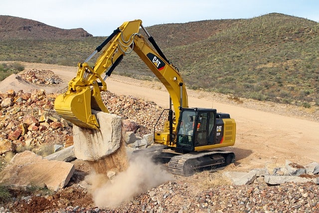 mini excavadora moviendo escombros