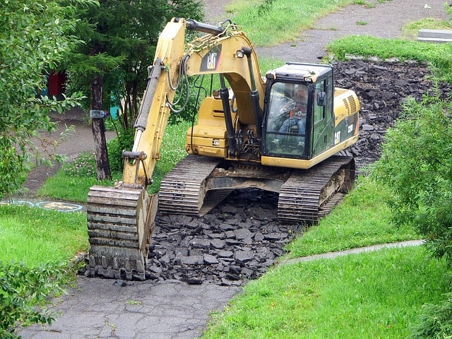 una mini excavadora moviendo tierra para jardineria